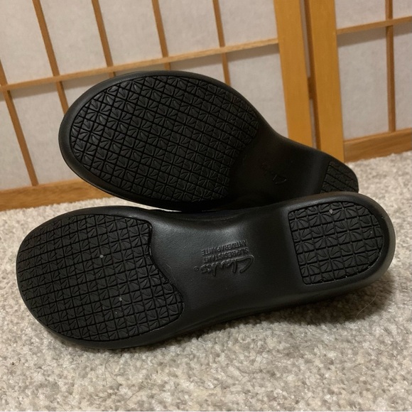 Clark’s navy slip resistant slip-ons, size 6.5. - Picture 6 of 11